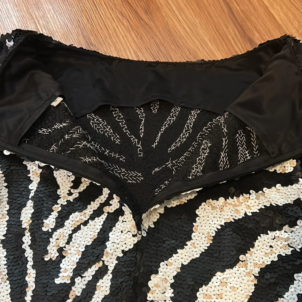 Black and ivory white zebra animal print sequins stretch tank top shell. Large - Picture 4 of 5